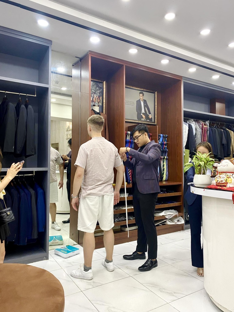Nhộn nhịp khách hàng mua sắm tại hệ thống cửa hàng Mon Amie.